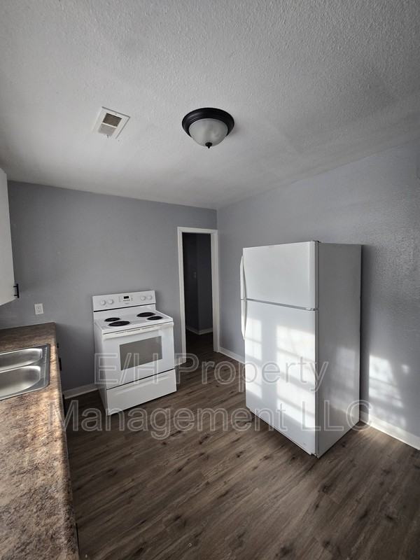 1338 N Volutsia Ave - Photo 6 of 18