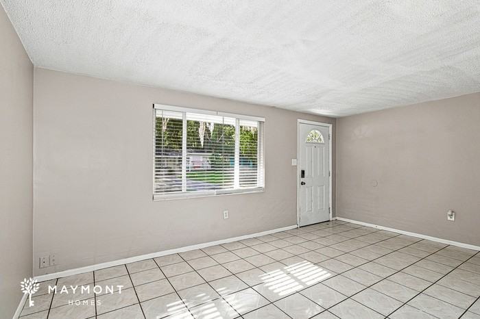 11047 Carol Dr - Photo 4 of 15