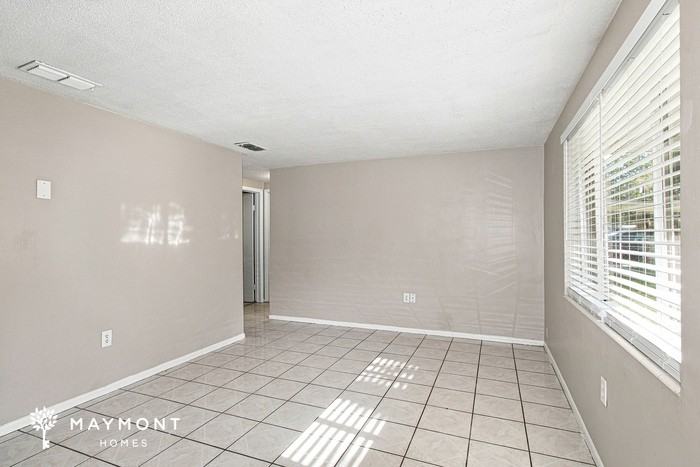 11047 Carol Dr - Photo 5 of 15