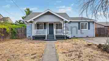 featured image of 1042 Las Palmas Ave
