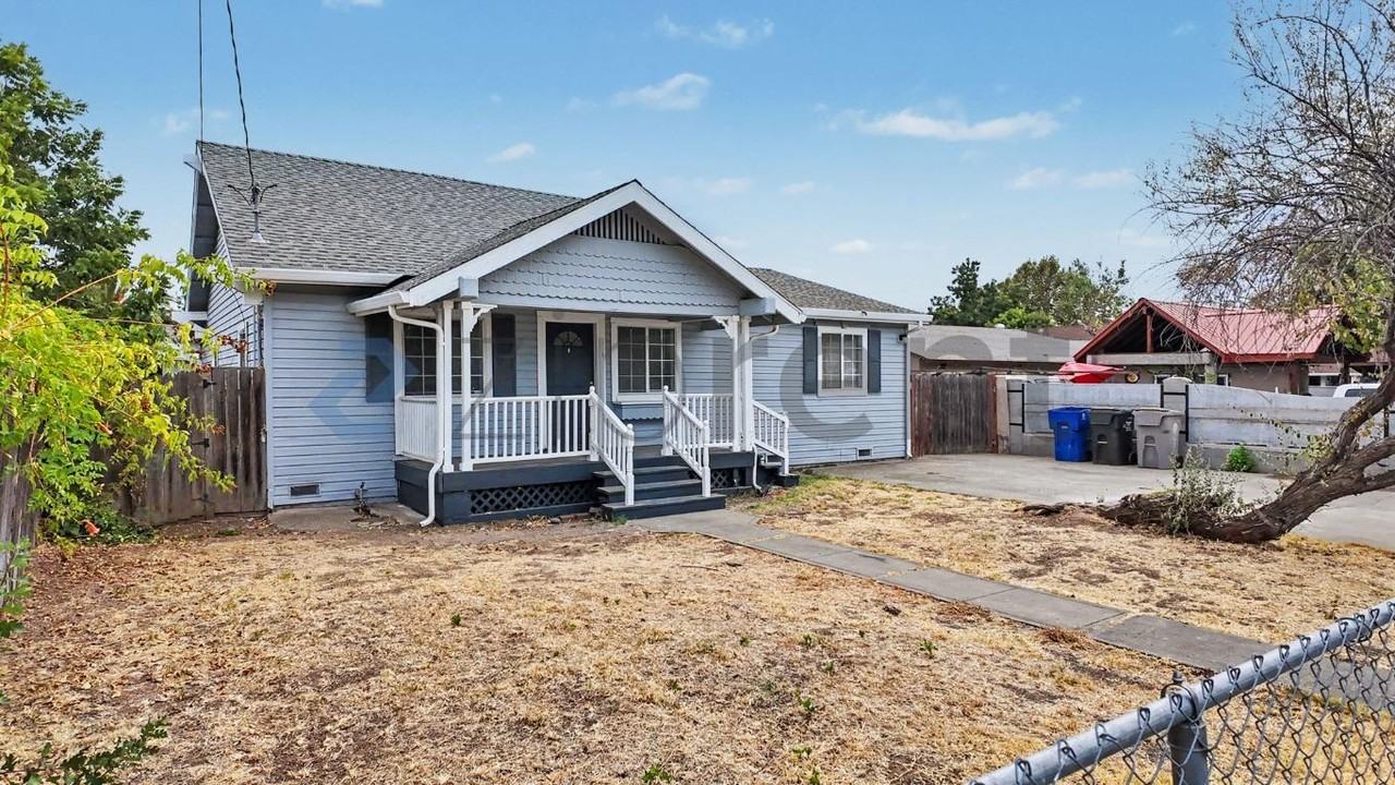 1042 Las Palmas Ave - Photo 5 of 50