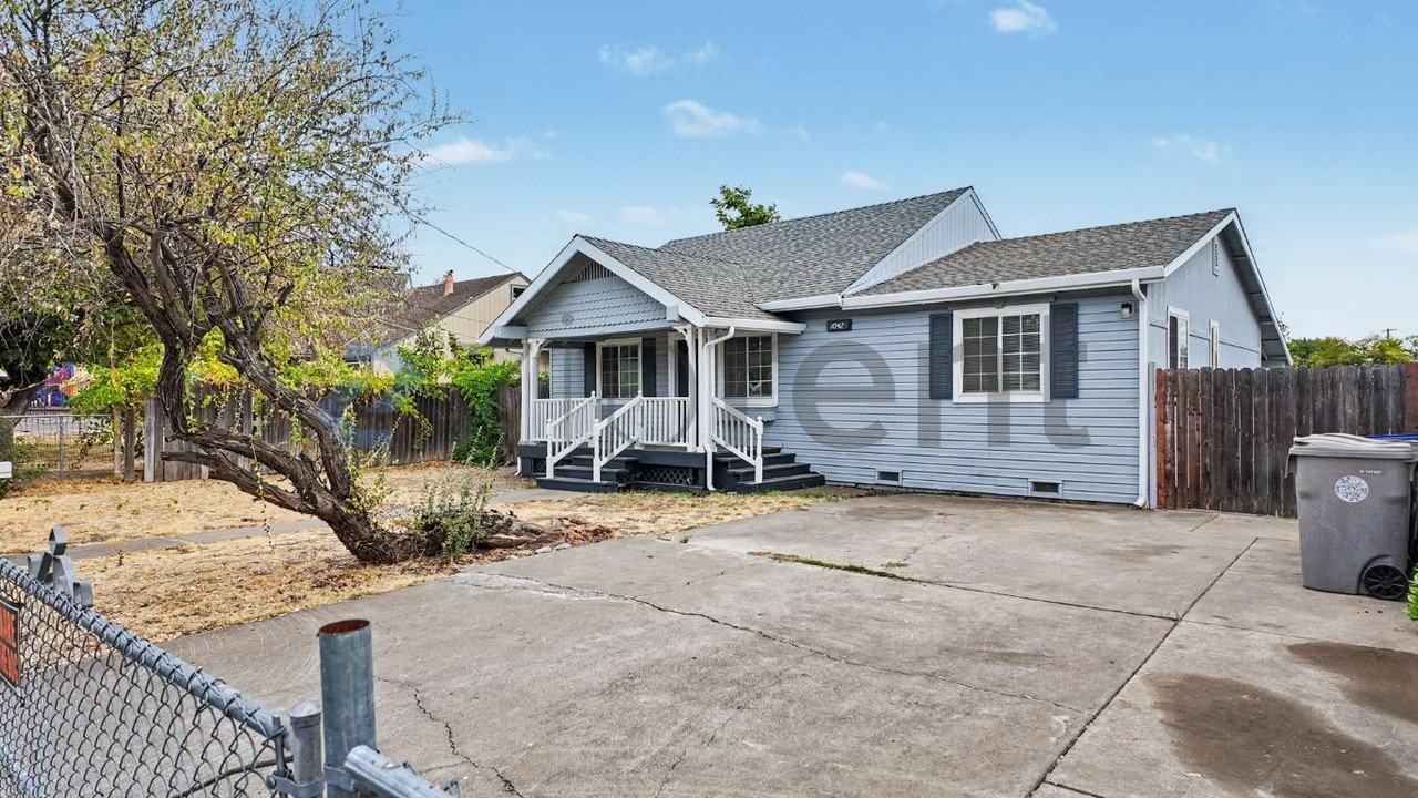 1042 Las Palmas Ave - Photo 6 of 50