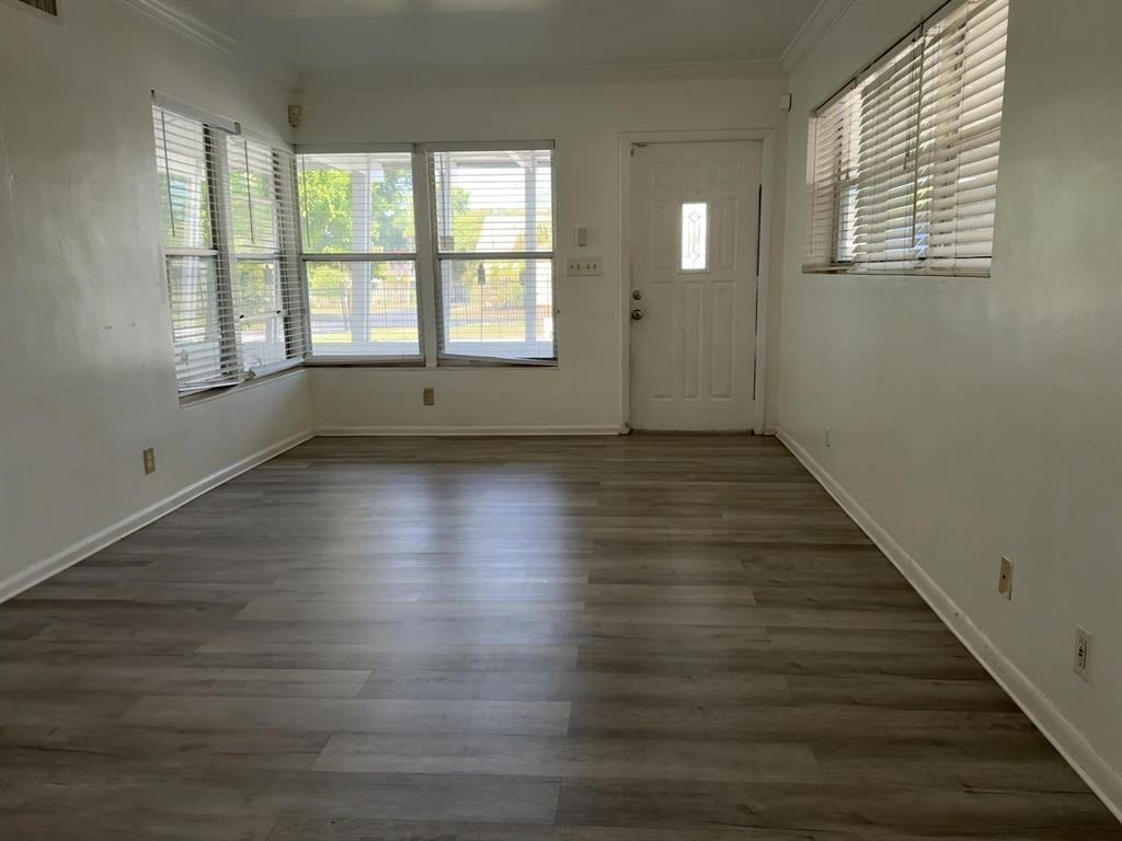 108 Southeast 10th Avenue - Photo 3 of 15