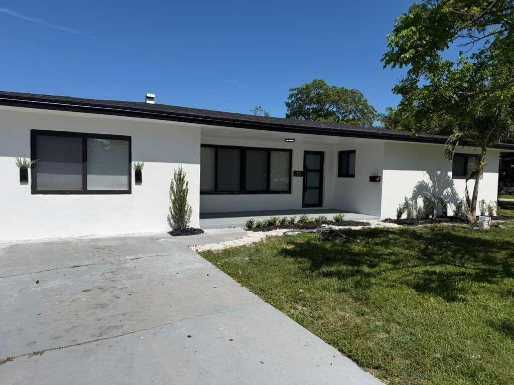 160 Southeast 15th Avenue - Photo 4 of 5