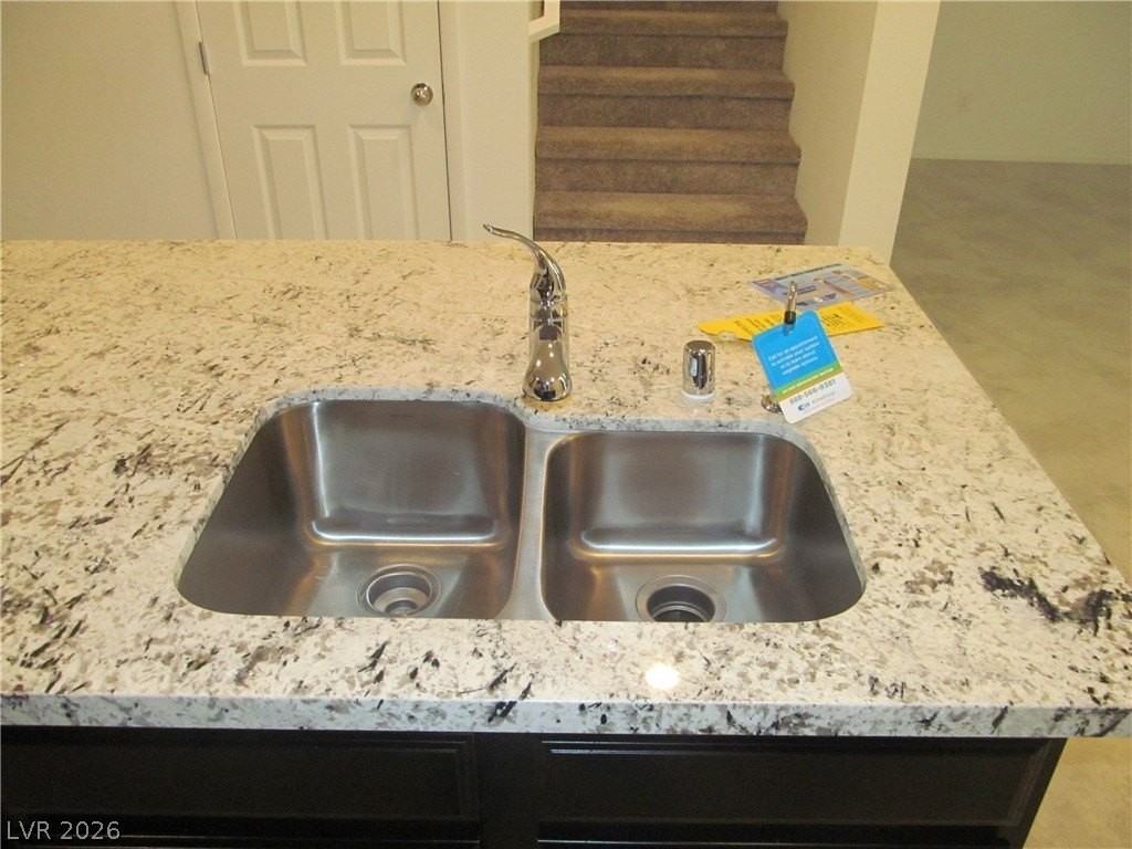 823 Grand Country Ave - Photo 7 of 39