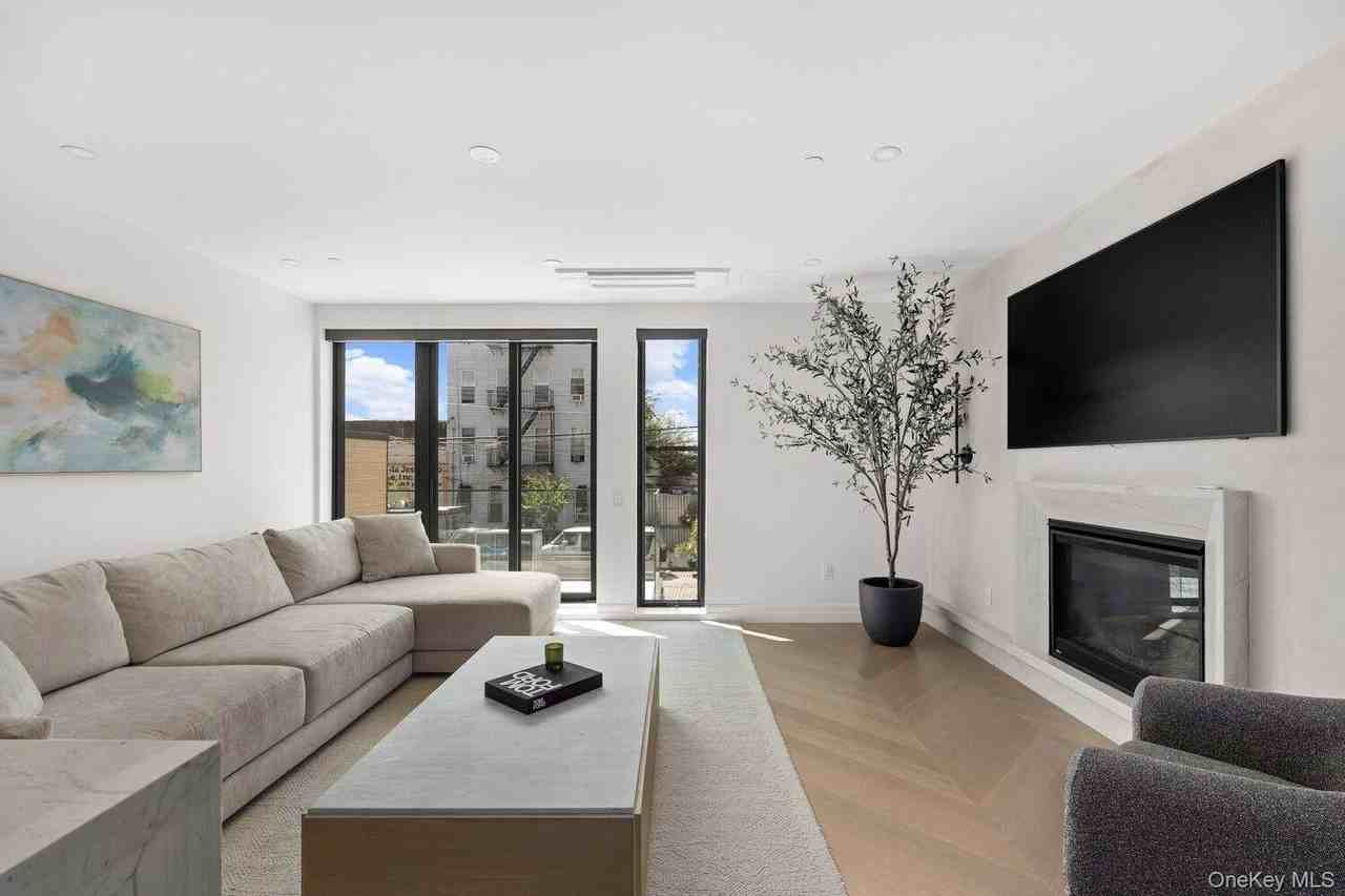 98 Coffey St - Photo 4 of 20