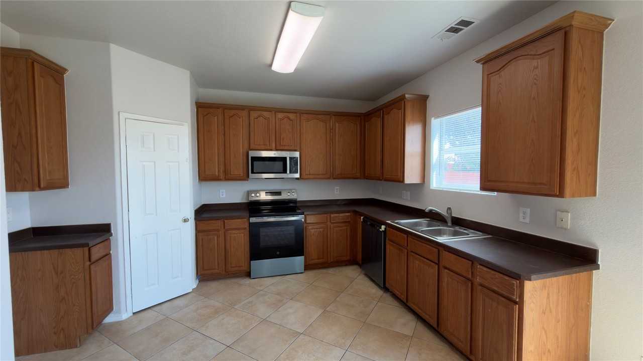 1740 Quail Springs Cir - Photo 4 of 23
