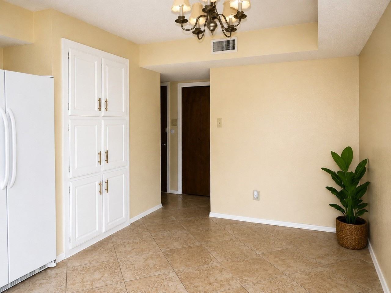 2517 Hollydale Dr - Photo 4 of 15