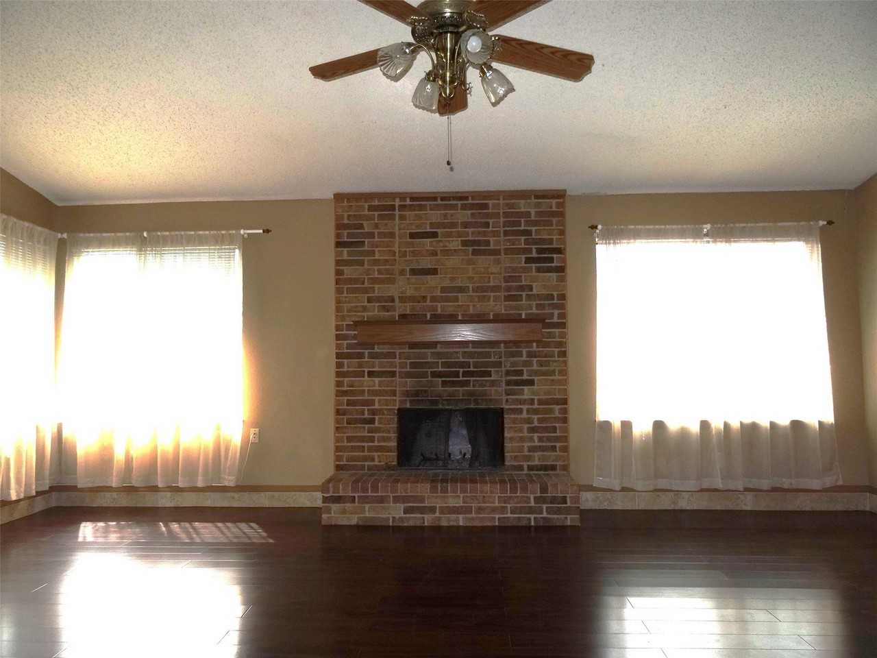 2517 Hollydale Dr - Photo 5 of 15