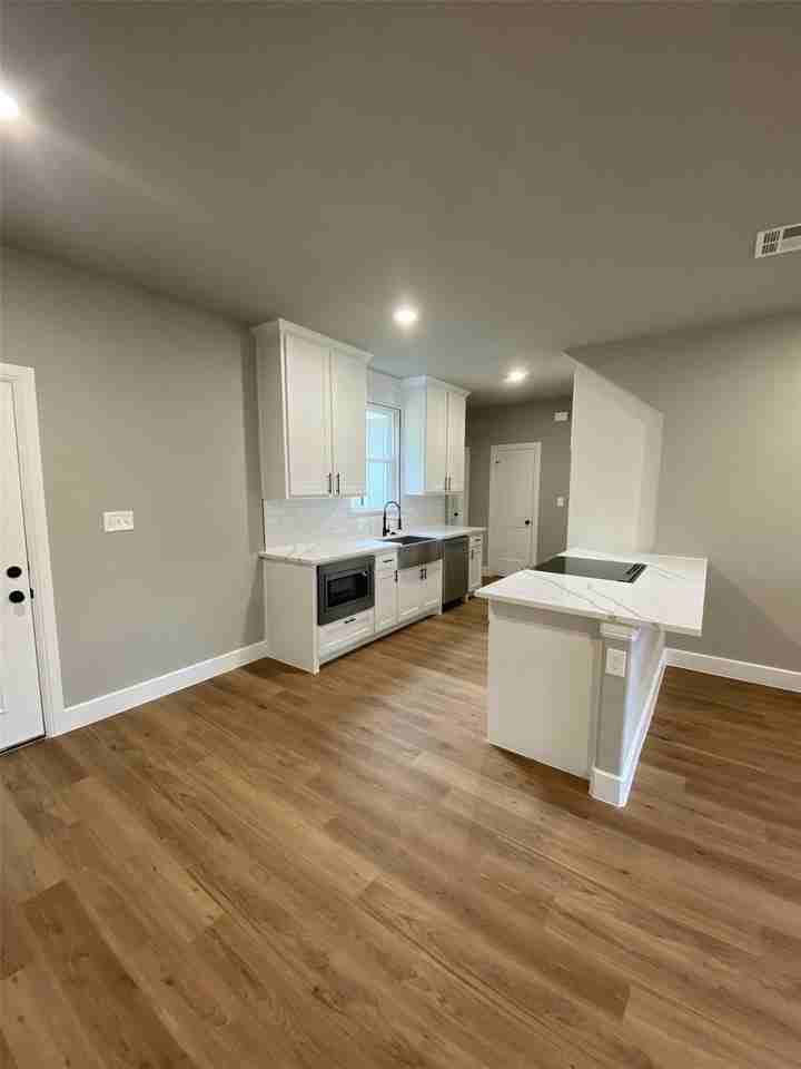 423 W Monterey St - Photo 4 of 18