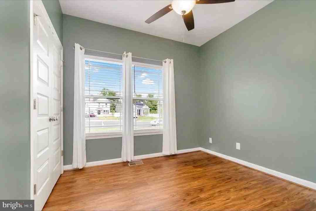 106 Ridgeway St - Photo 7 of 12