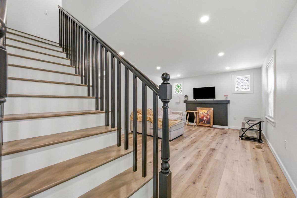 87 Stetson St - Photo 4 of 17