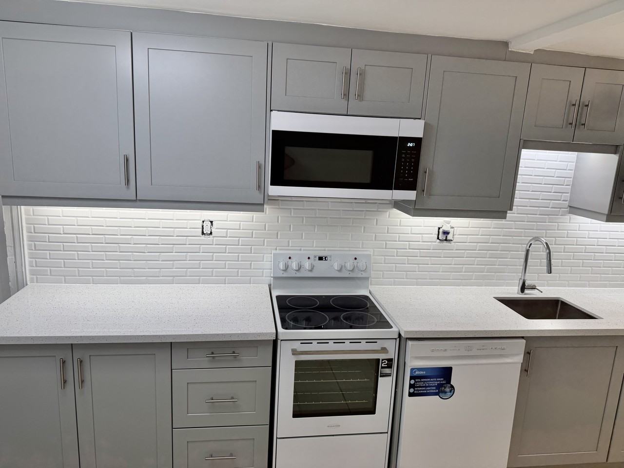 Yonge St & Major Mackenzie Dr E #5 - Photo 2 of 12