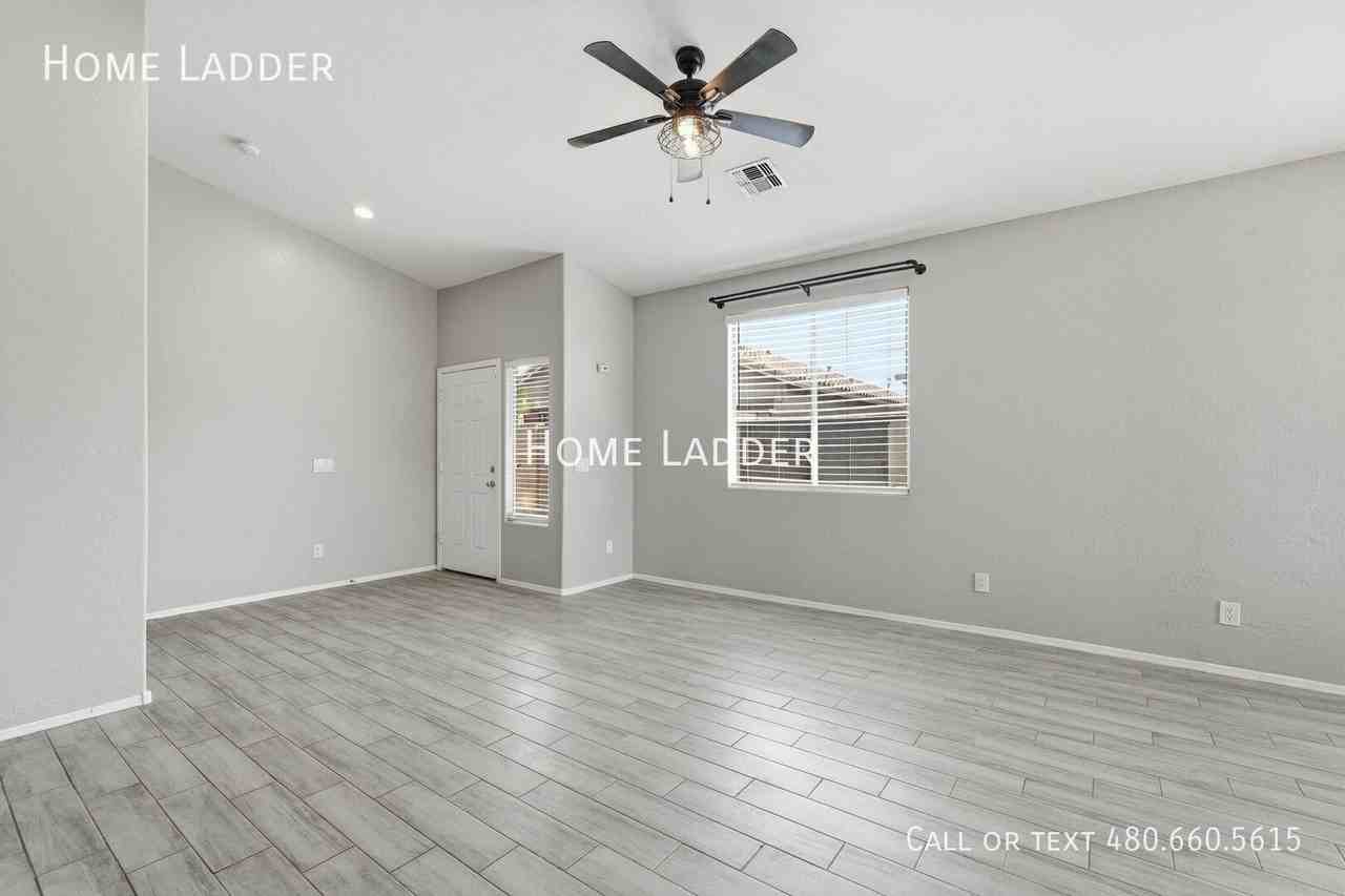 16923 W Lundberg St - Photo 3 of 33