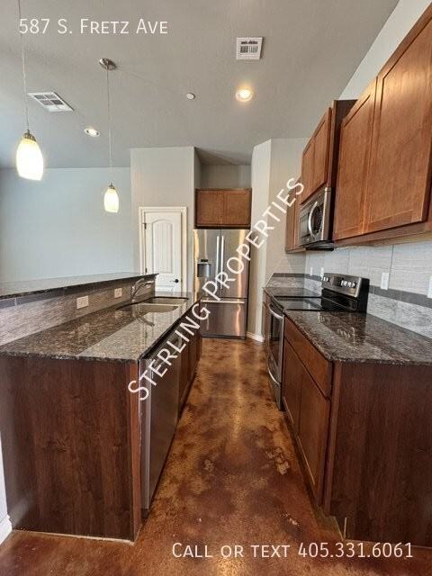 587 S Fretz Ave - Photo 5 of 20
