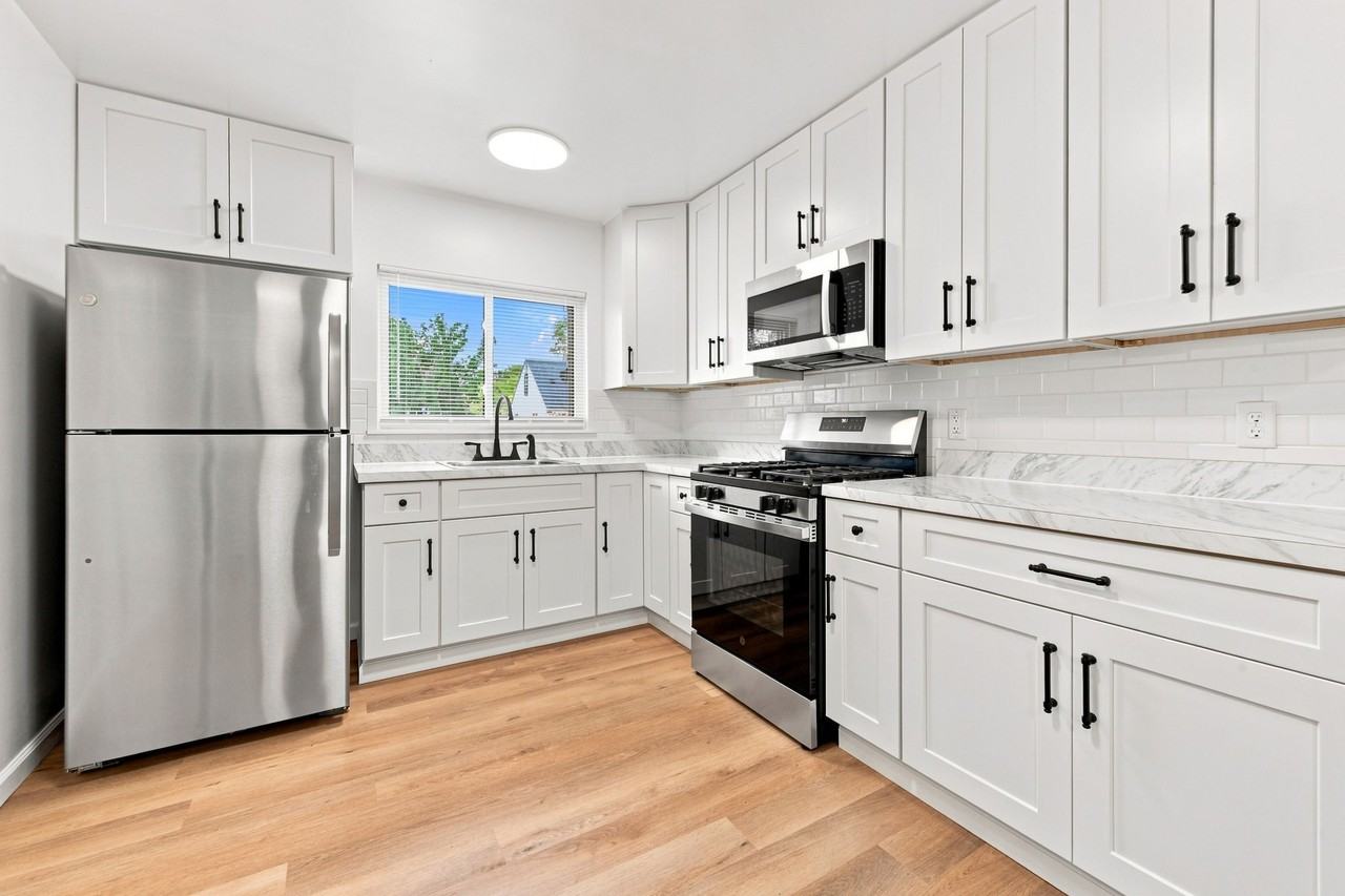 22529 Tuscany Ave - Photo 3 of 25
