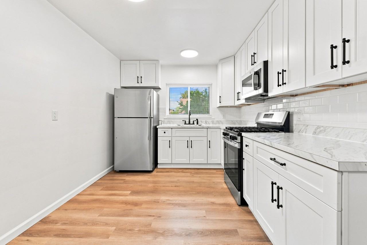 22529 Tuscany Ave - Photo 4 of 25