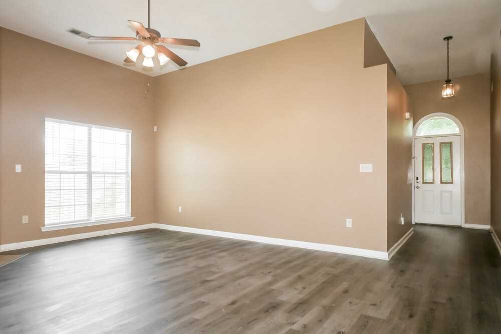 4941 Wemberley Dr - Photo 5 of 16