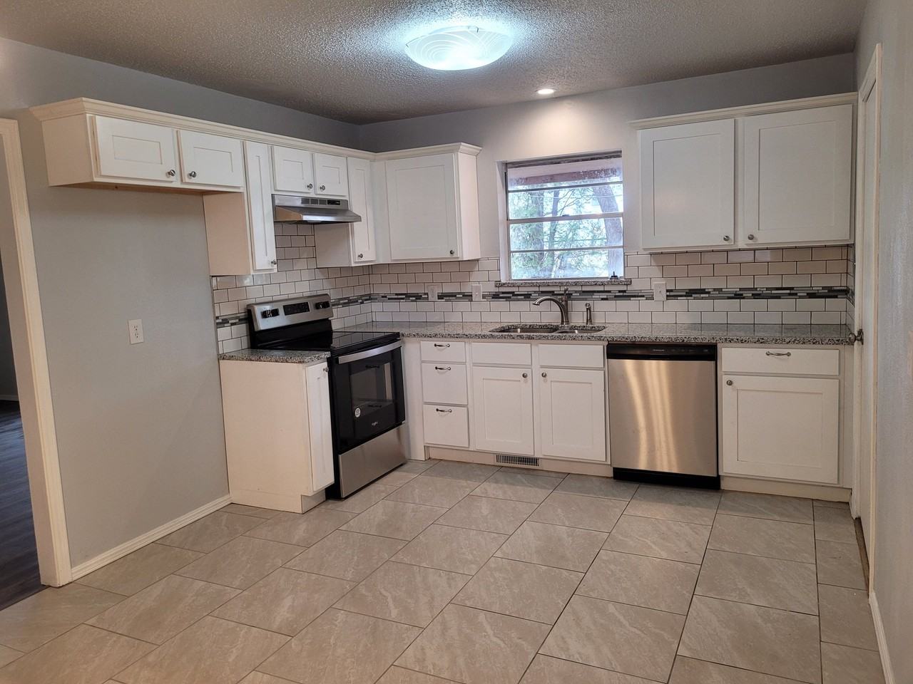 400 Rosewood Dr - Photo 4 of 14