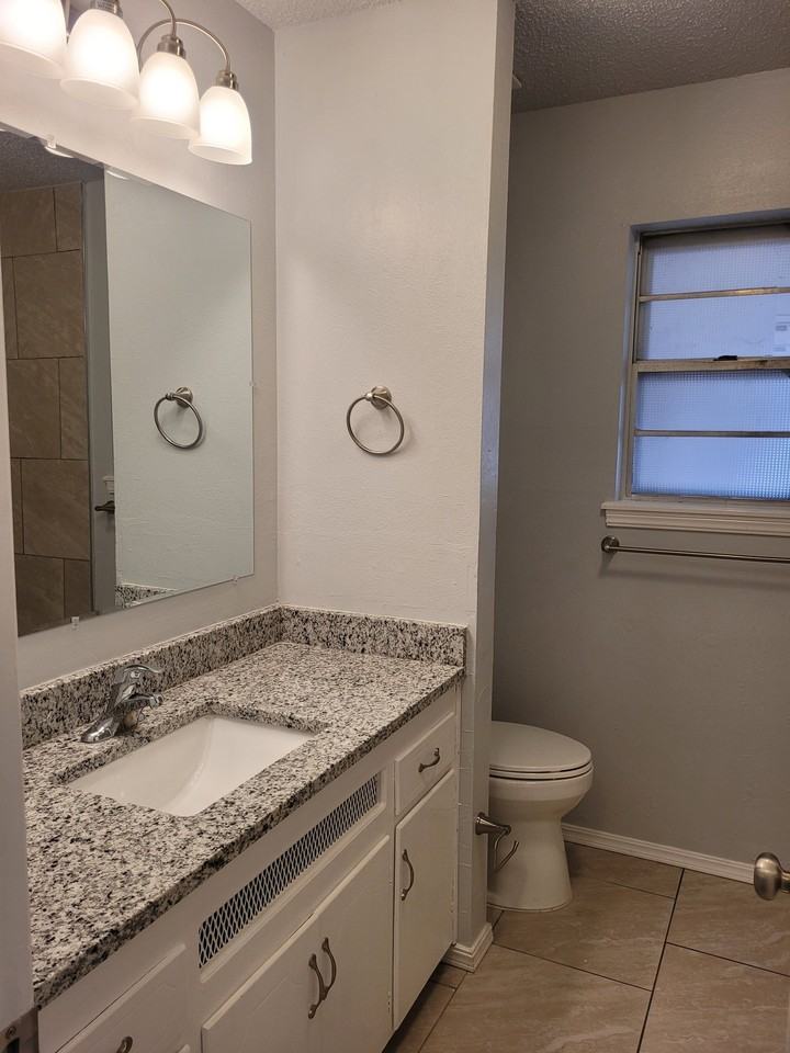 400 Rosewood Dr - Photo 5 of 14