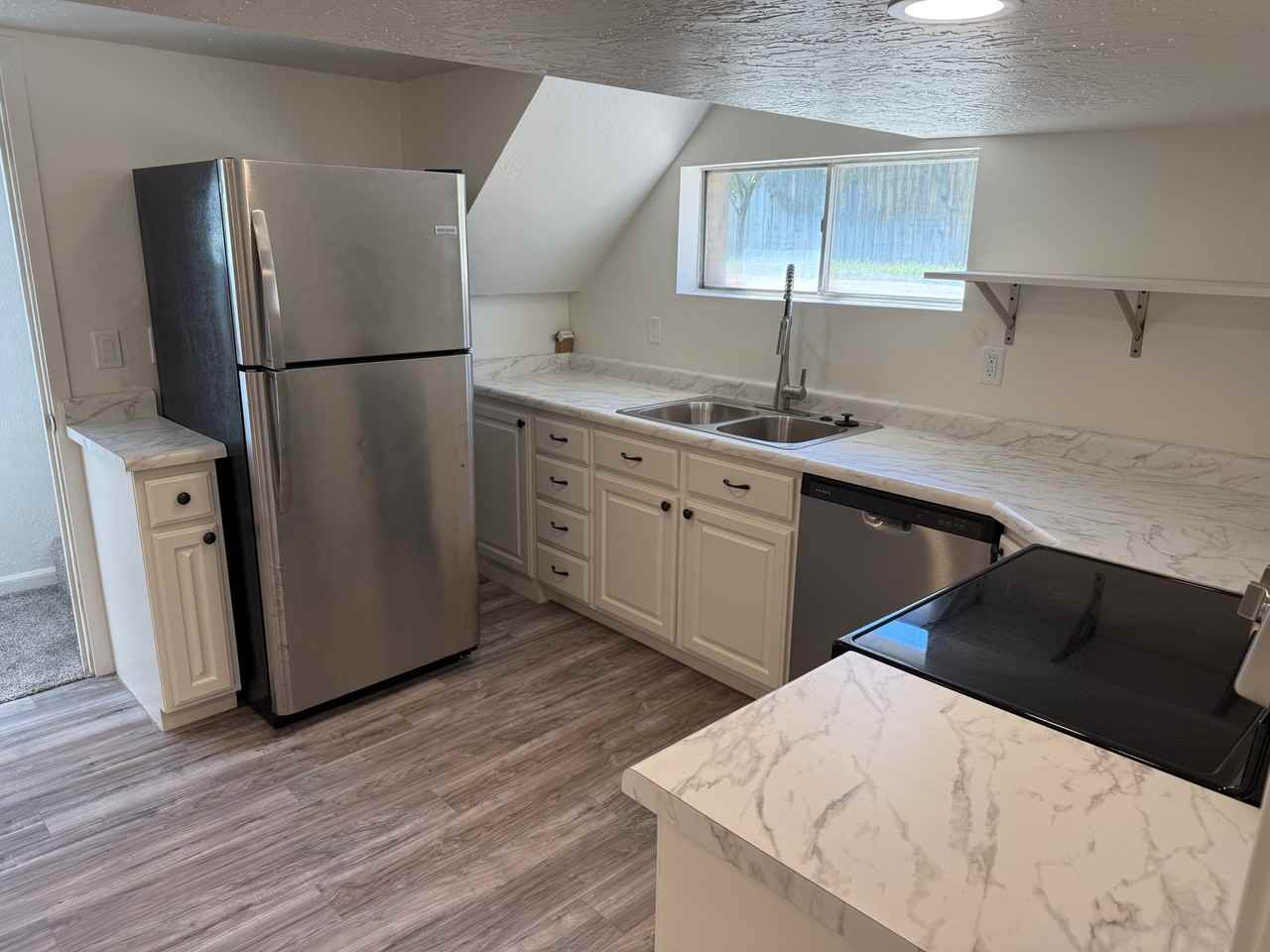 550 Nw, Basement #BS - Photo 2 of 17