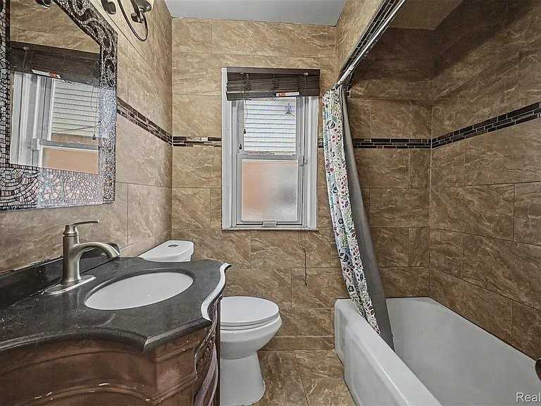 4645 Rosalie St - Photo 4 of 20