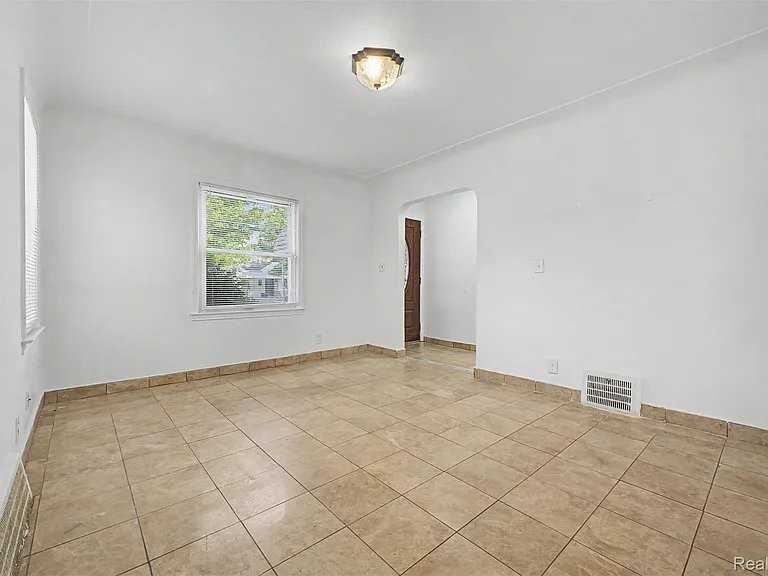 4645 Rosalie St - Photo 5 of 20