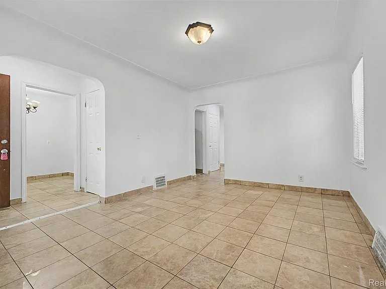 4645 Rosalie St - Photo 6 of 20