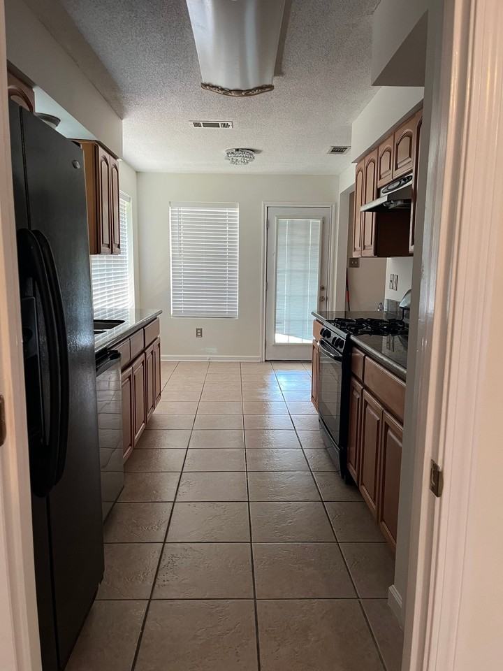 7170 Wayside Dr - Photo 4 of 12