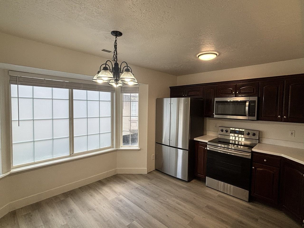 914 N Main St - Photo 4 of 33