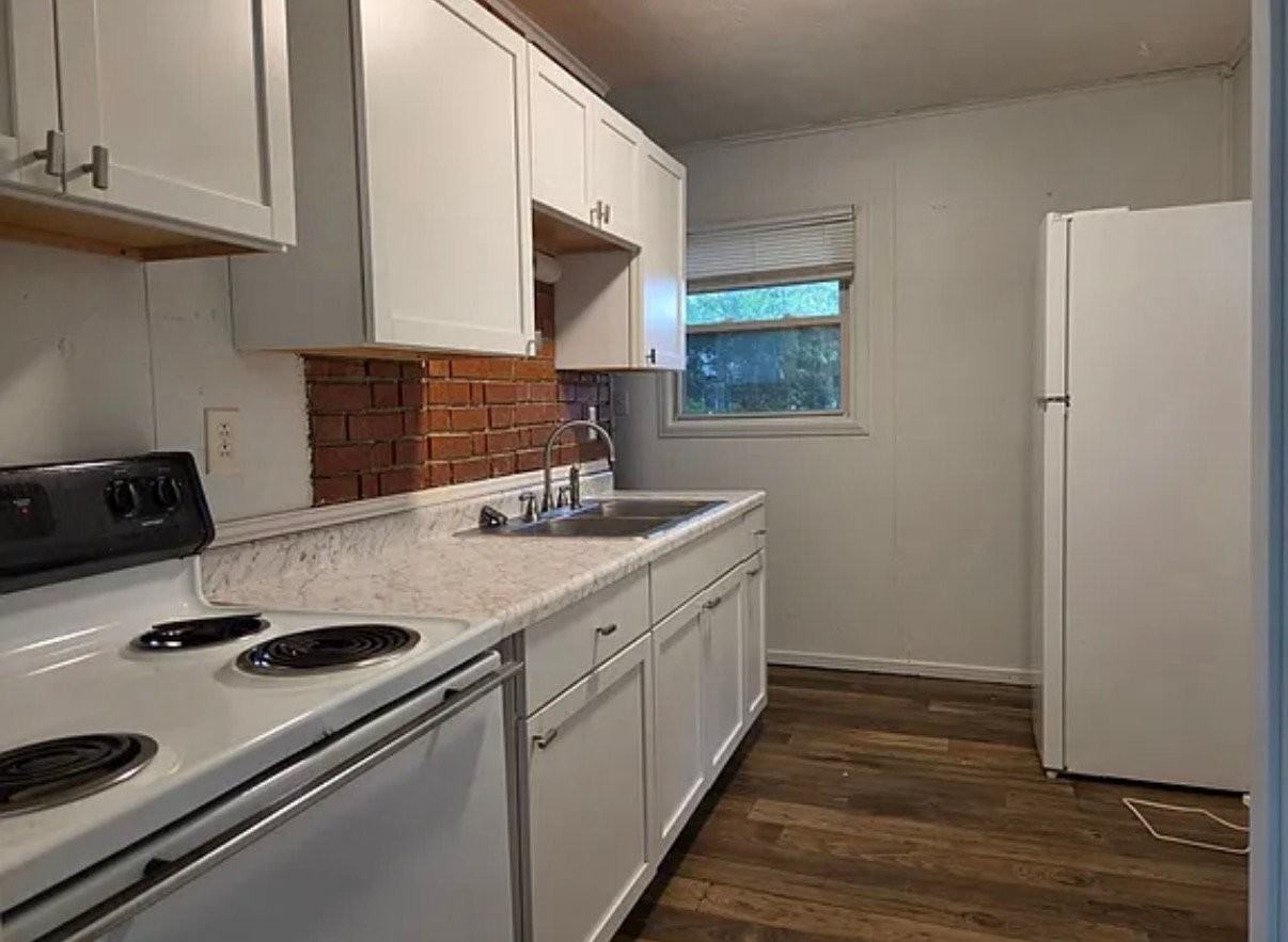 946 S Hampton Rd - Photo 4 of 11