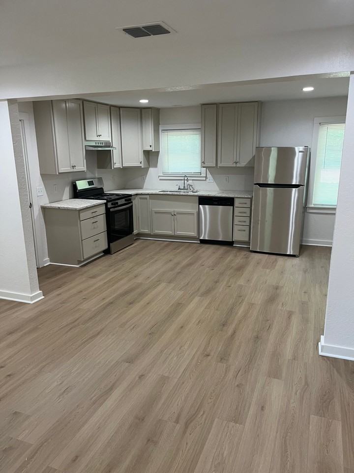 404 Capital St - Photo 3 of 12