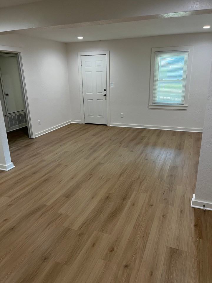 404 Capital St - Photo 4 of 12
