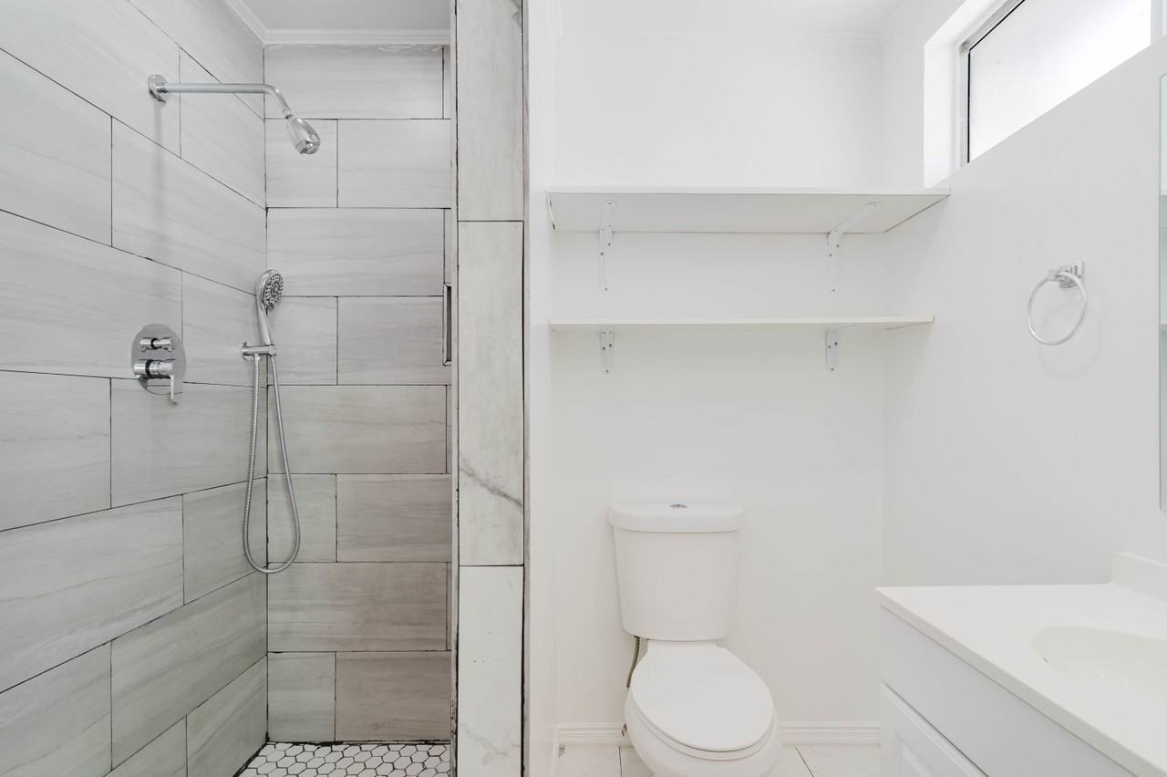 10539 Samoa Ave - Photo 2 of 20