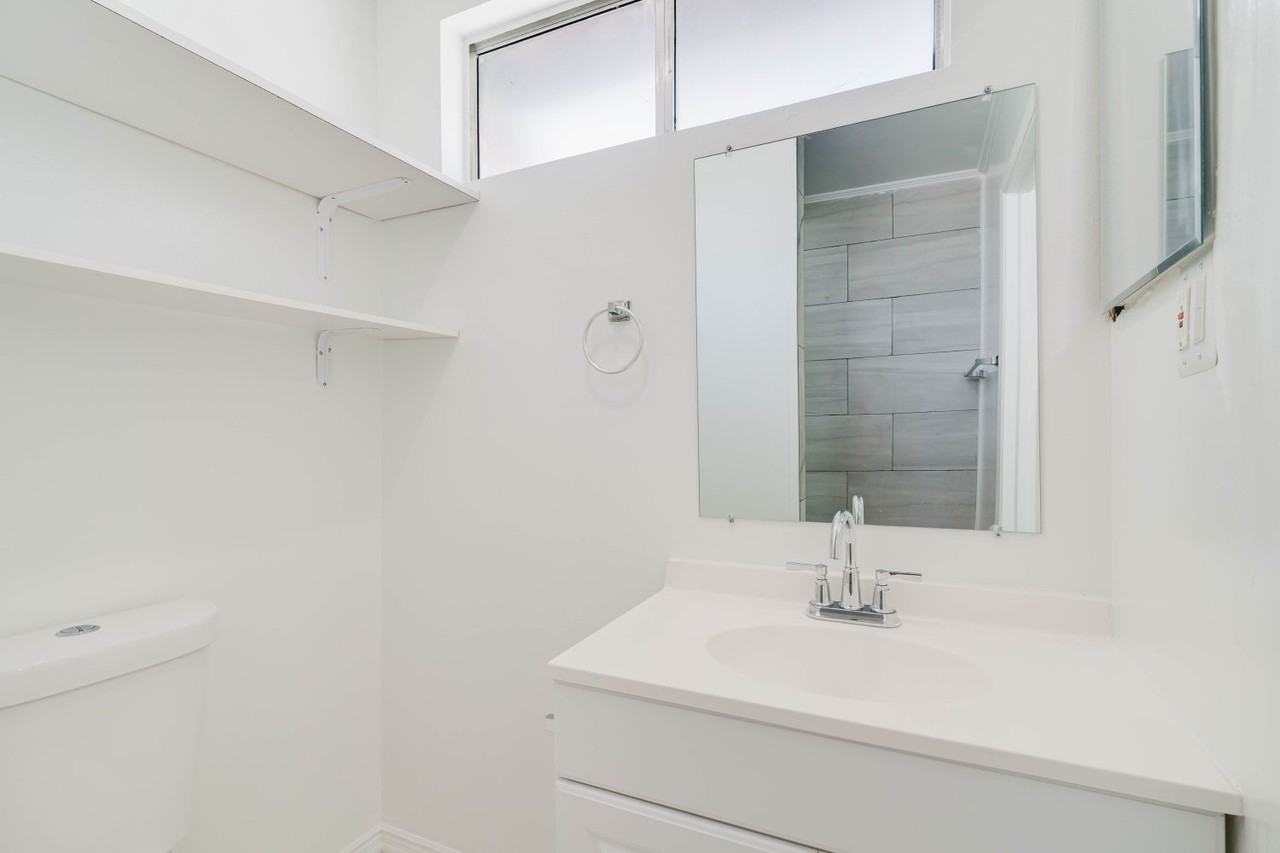 10539 Samoa Ave - Photo 3 of 20