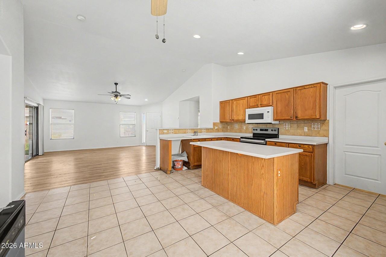 15665 W Carmen Dr - Photo 7 of 28