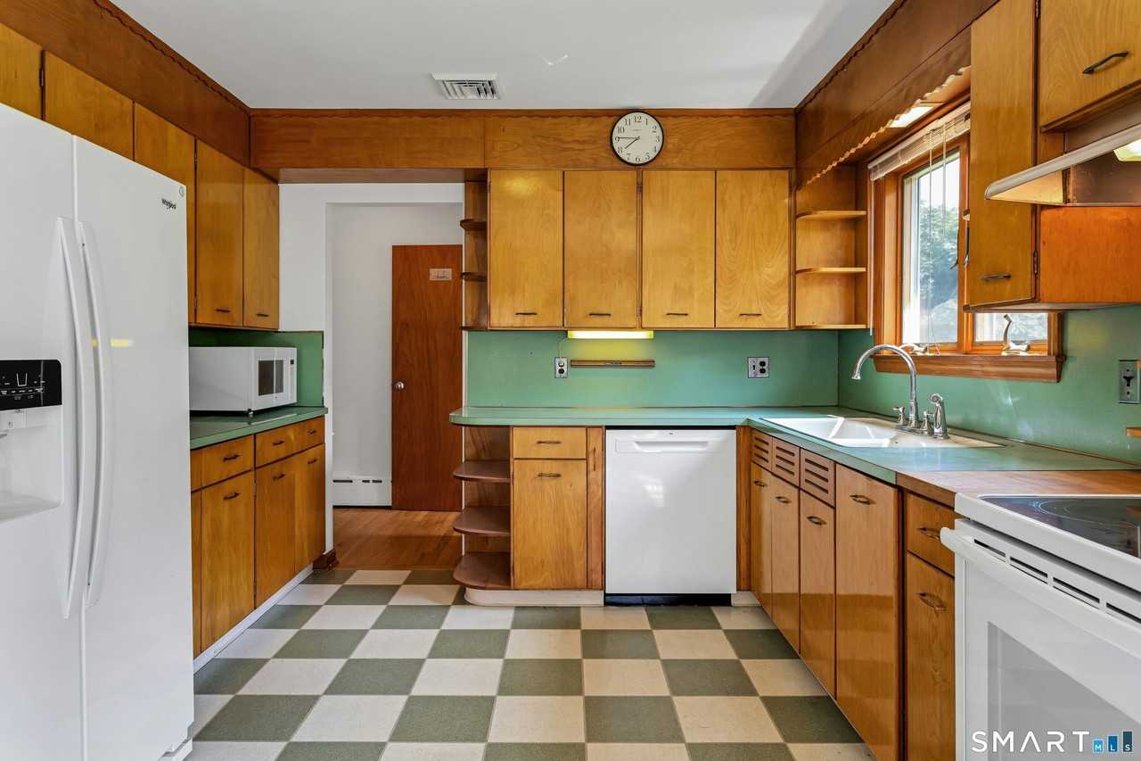 67 Barclay Dr - Photo 4 of 27