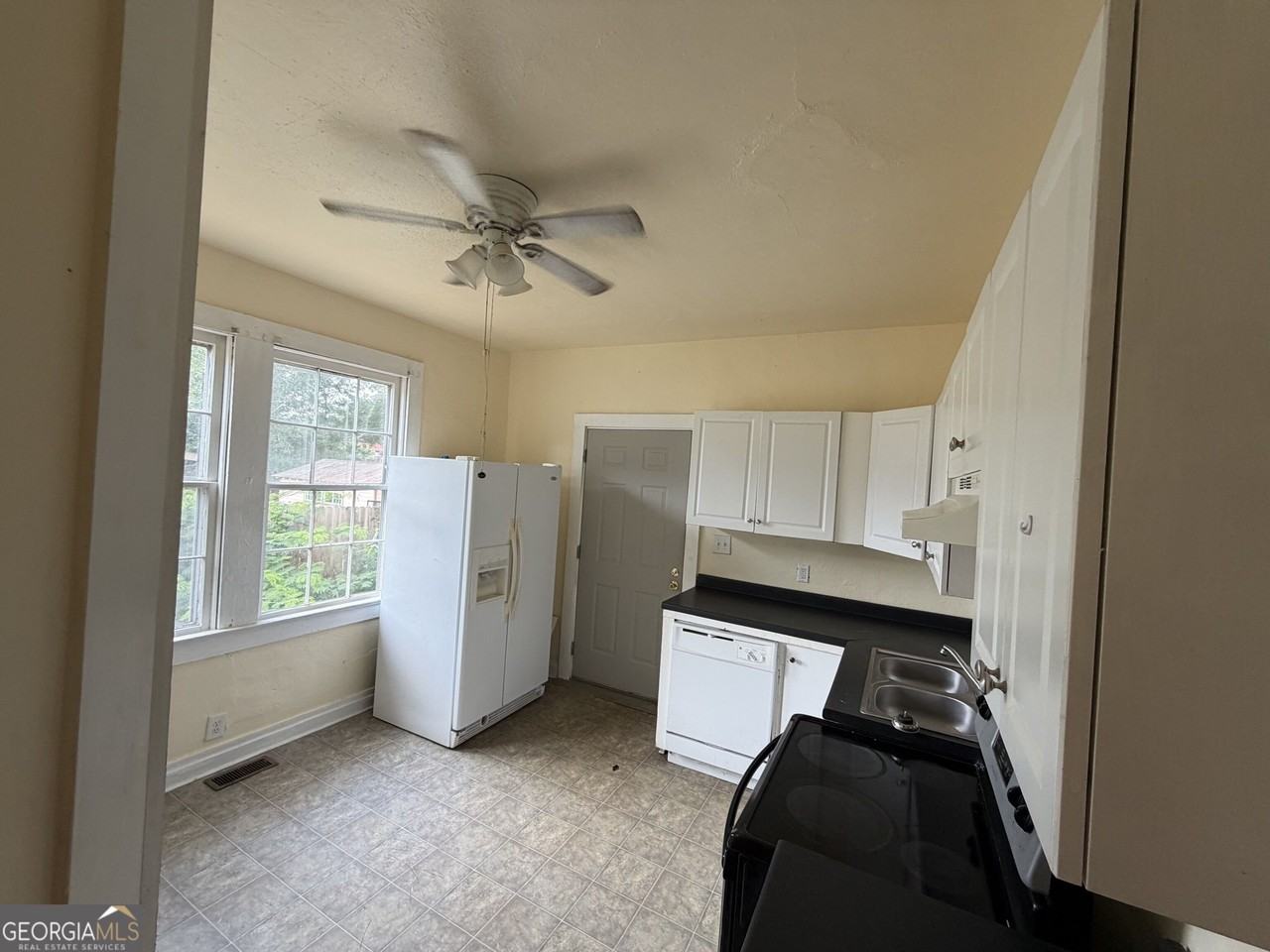 204 Royal Ave - Photo 3 of 8