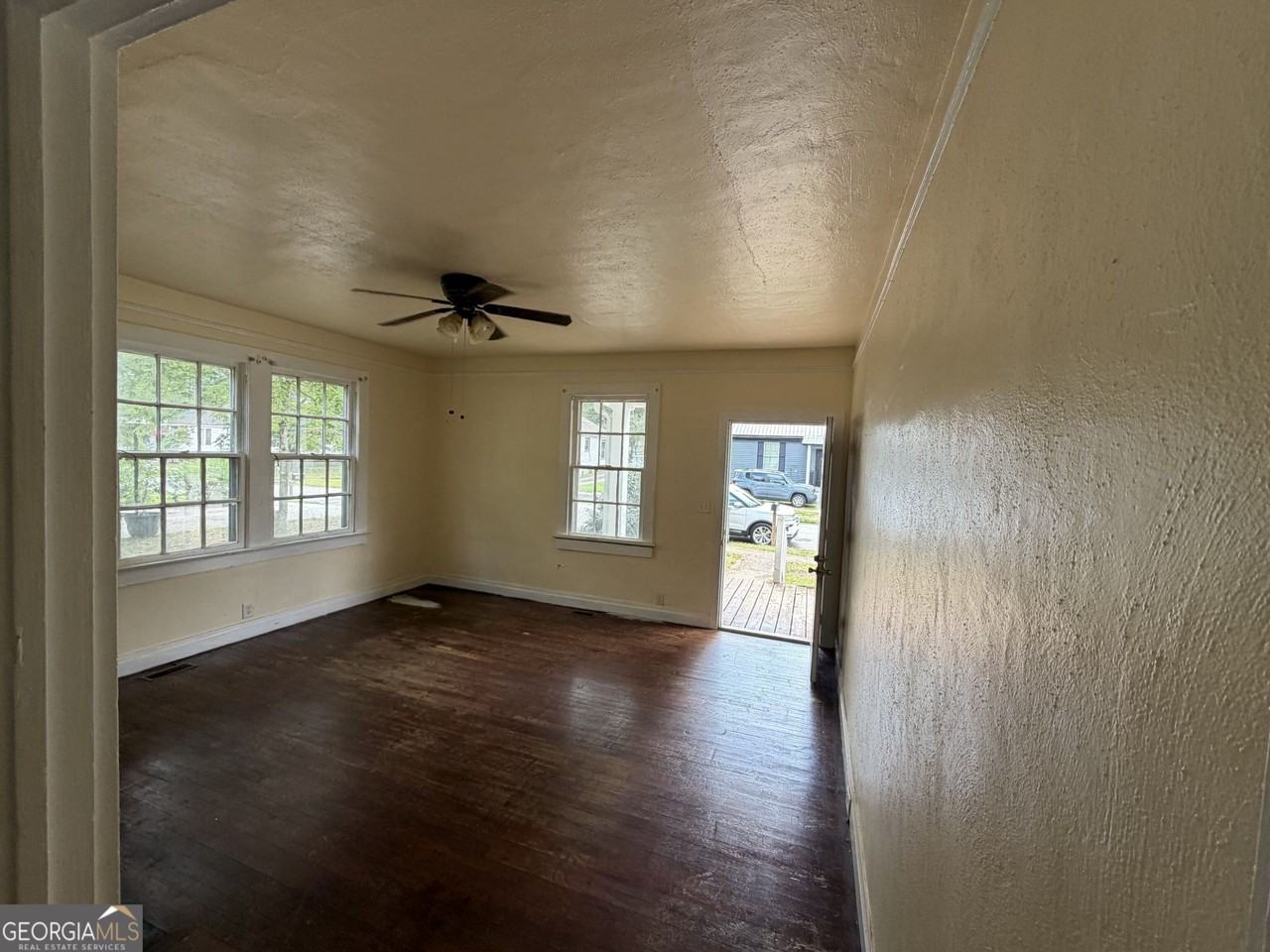 204 Royal Ave - Photo 4 of 8