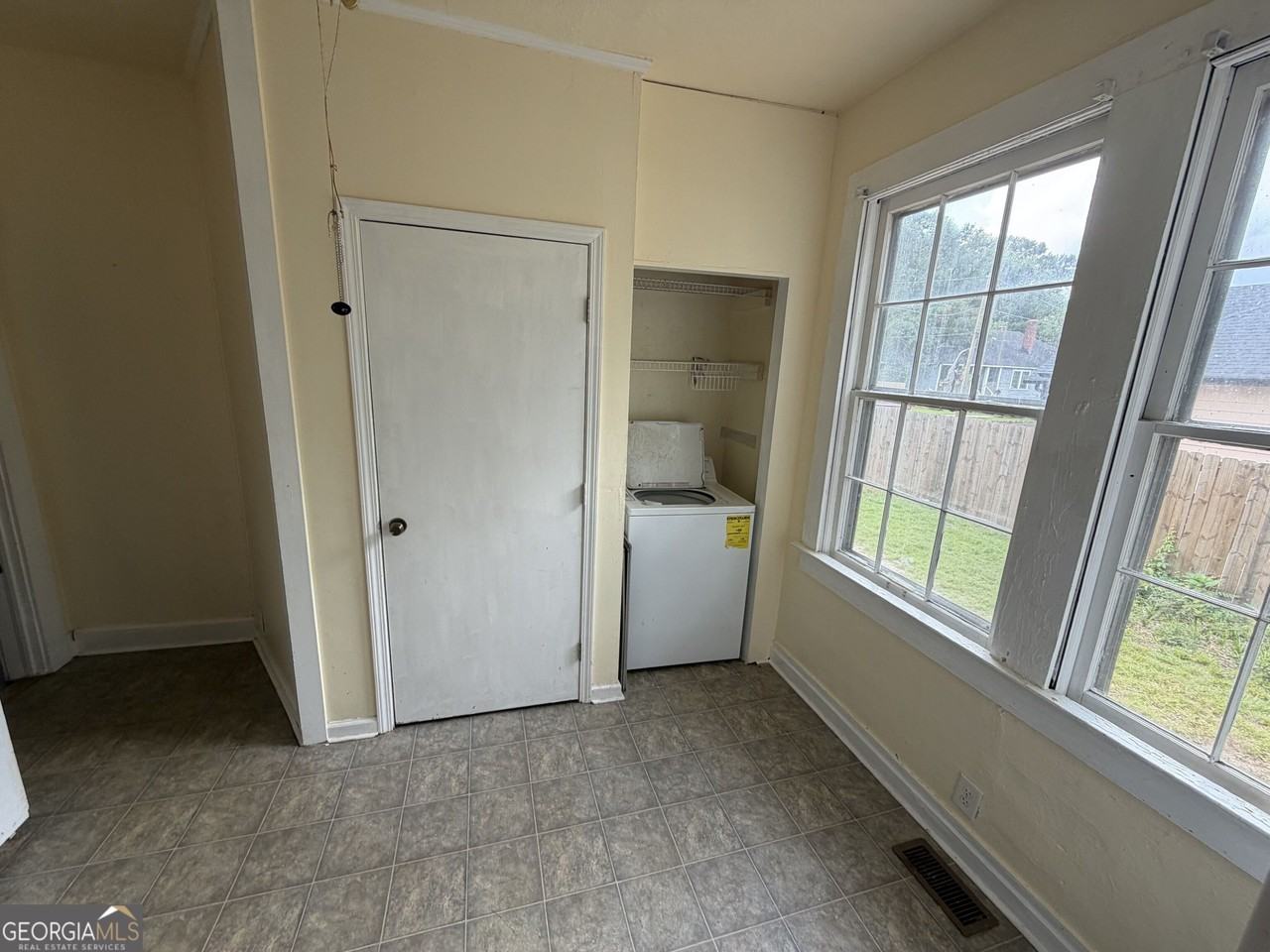 204 Royal Ave - Photo 6 of 8