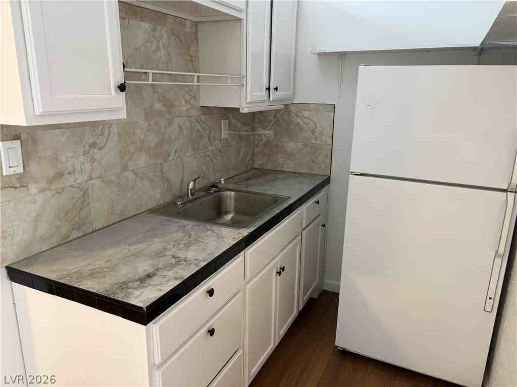 2125 Elm Ave #2 - Photo 3 of 6