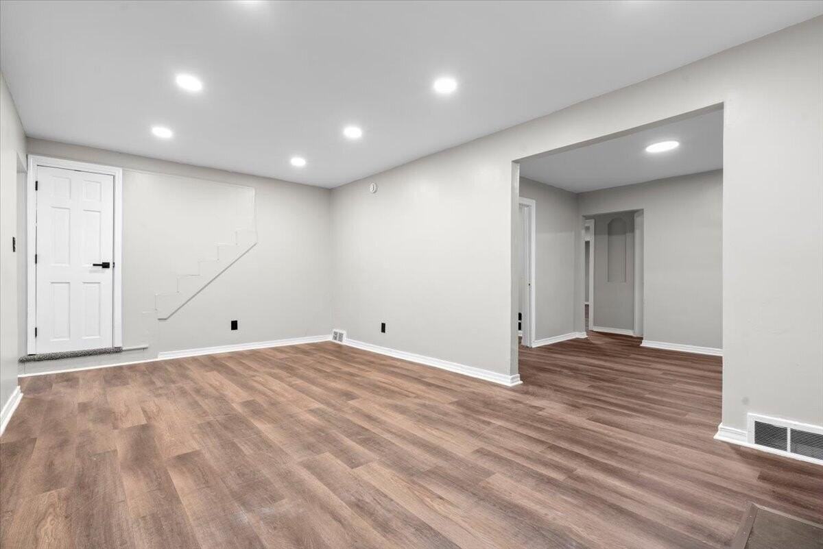 16682 Tracey St - Photo 3 of 22