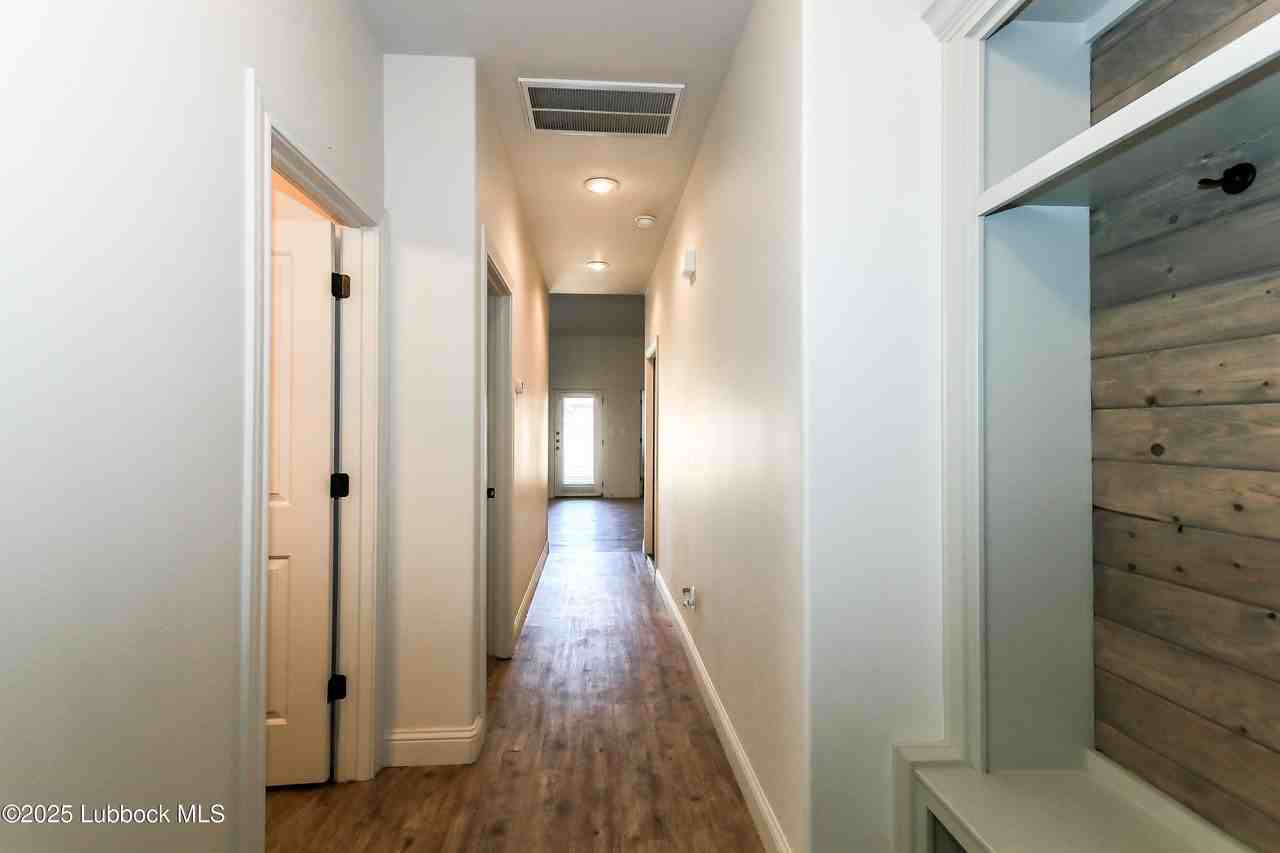 2516 111th St #B - Photo 4 of 20