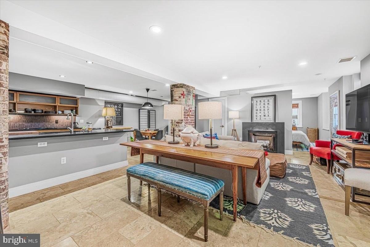 1210 Queen St - Photo 4 of 31