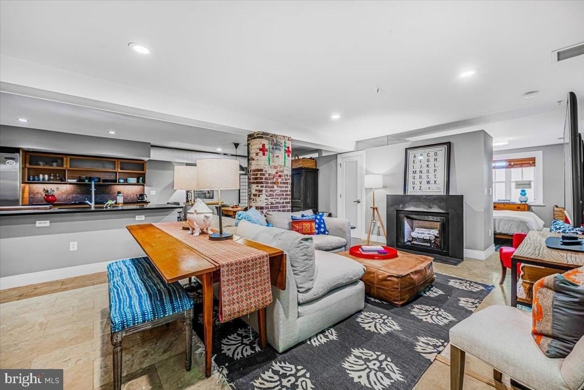 1210 Queen St - Photo 5 of 31