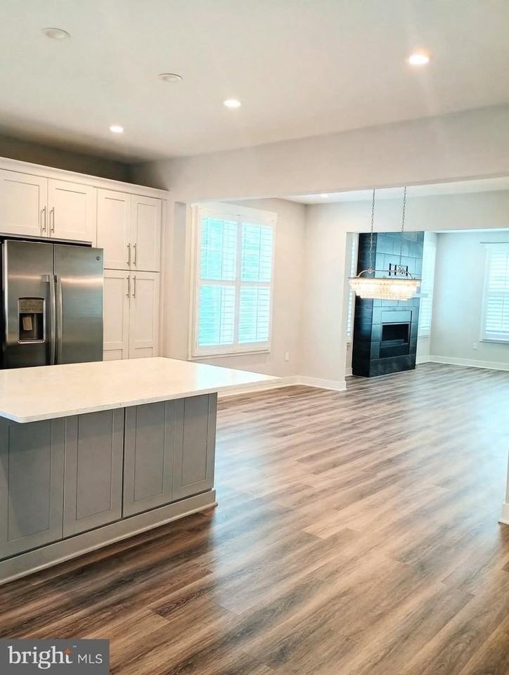 307 Charles St - Photo 4 of 47