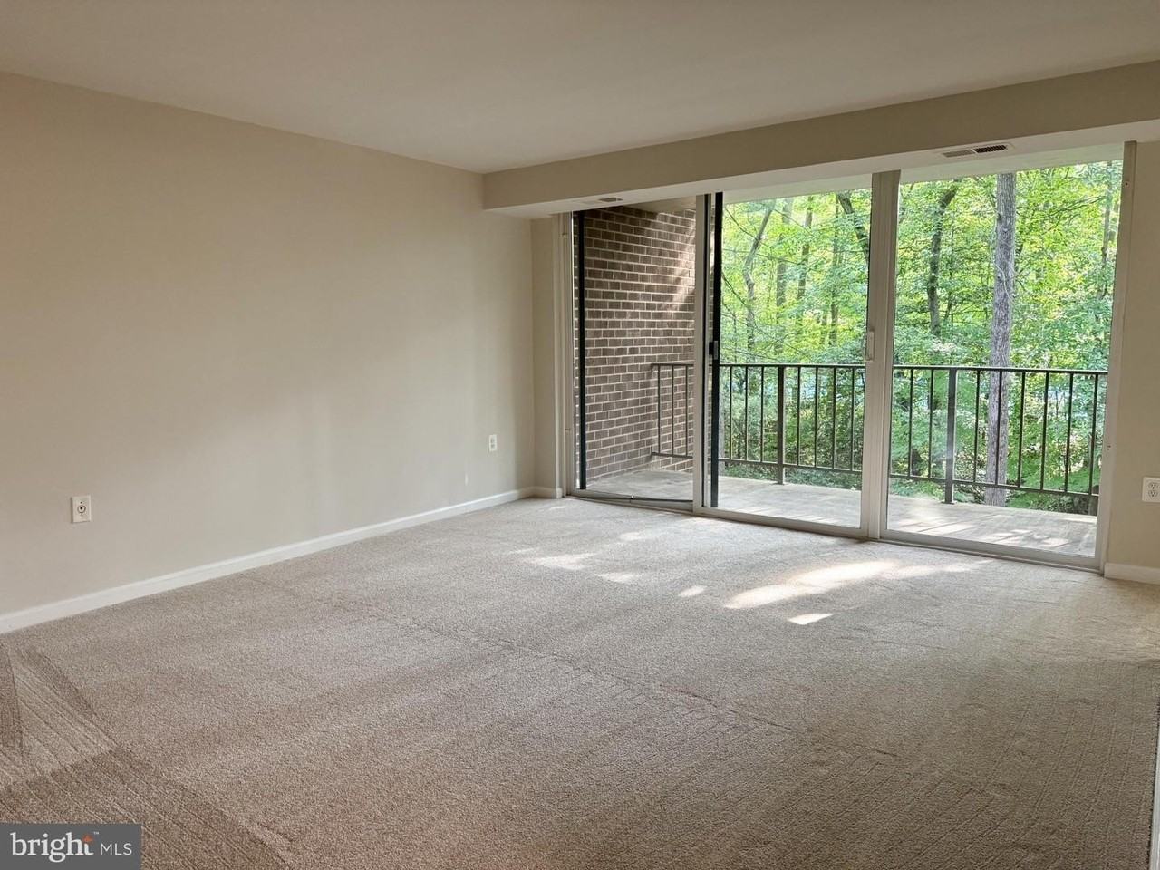 1520 Northgate Sq - Photo 5 of 30