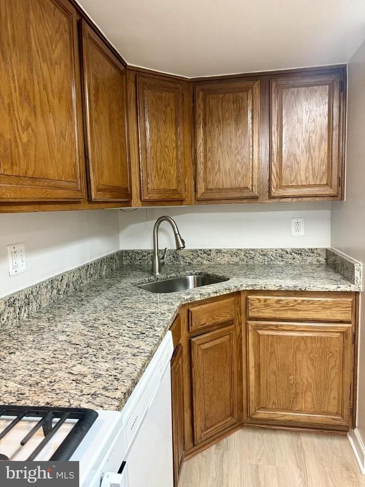 1520 Northgate Sq - Photo 7 of 30
