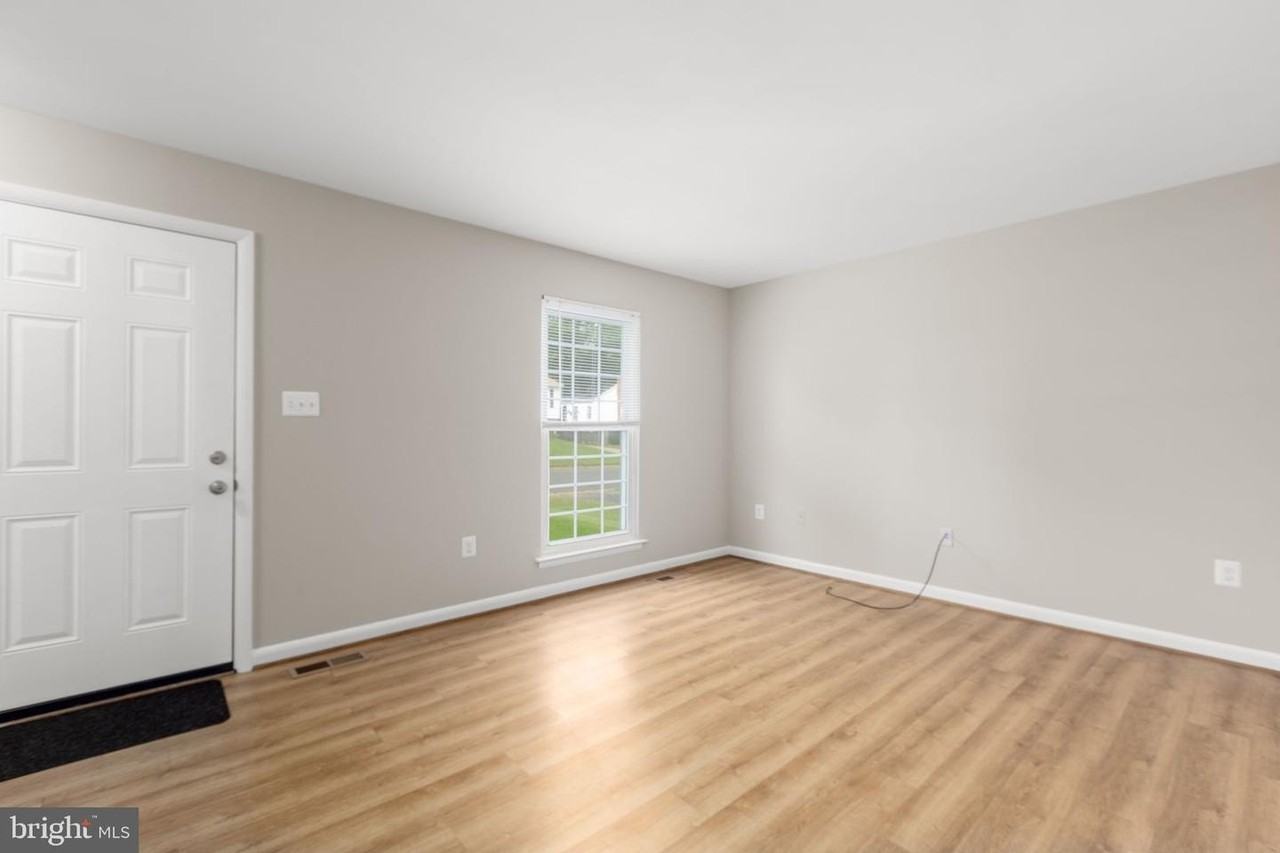 5685 Saffron Ln - Photo 4 of 39
