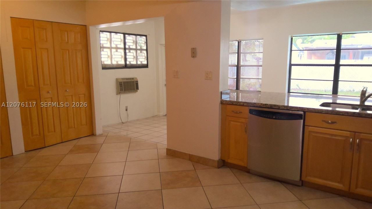 7829 Embassy Blvd - Photo 7 of 34